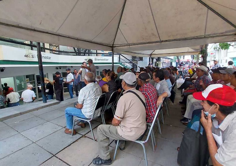 Decenas de personas esperan ser atendidas afuera del Banco del Bienestar. | Leyda Estrada