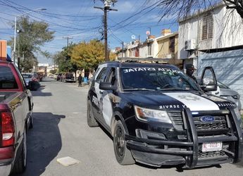 Las autoridades cerraron el paso peatonal y vehicular en la calle Fresno para evitar cualquier riesgo durante el manejo del arma. | Agustín Martínez