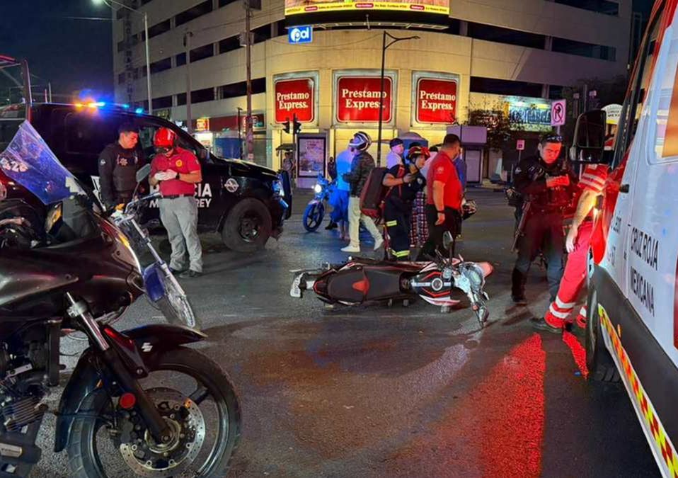 Al sitio arribaron elementos de Protección Civil de Monterrey y paramédicos de la Cruz Roja. | Fernanda Pérez