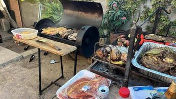 En las imágenes se aprecia a varios de los integrantes disfrutando de una carne asada. | Especial