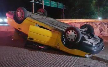Taxi termina volcado en Guadalajara / Vicente Torres Alfaro