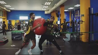 Gignac y Nahuel compartiendo fuerza en el entrenamiento de Tigres / Captura