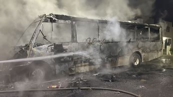 El transporte de personal se encontraba afuera de una vivienda cuando comenzó a incendiarse en Zuazua. | Leyda Estrada