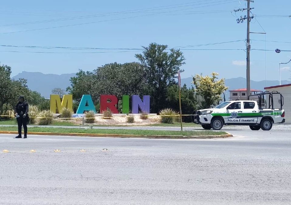 Dejan restos humanos en acceso principal de Marín. | Agustín Martínez