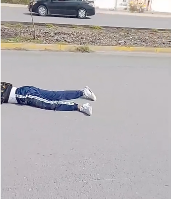 La mujer fue identificada como Juliana Sarahí, quien presentó probable fractura de cadera y diversos golpes (policontundida).
