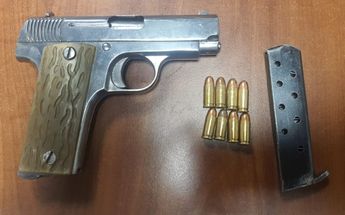 Además de la credencial falsa de la FGR, el sujeto portaba un arma calibre 32, utilizada para amenazar a sus víctimas | FGJEM