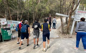Ciudadanos aprovechan asueto para visitar el Cerro de la Silla