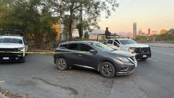 Elementos de la Guardia Nacional inspeccionaron la camioneta. | Pedro Delgado