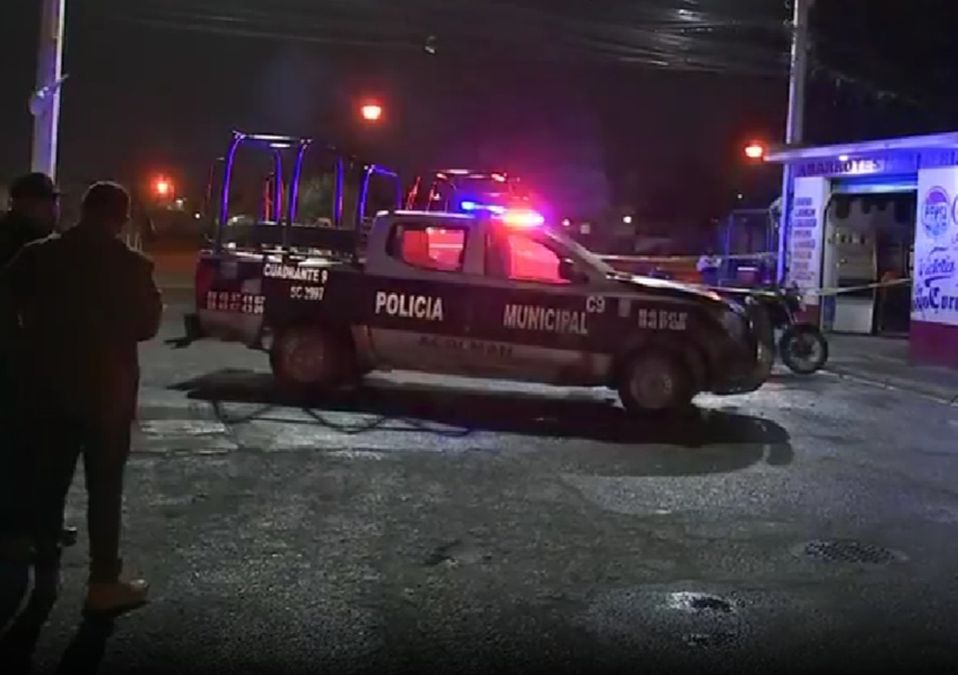 Alrededor de 20 elementos balísticos rodeaban los cuerpos de las dos personas asesinadas en Acolman | Telediario