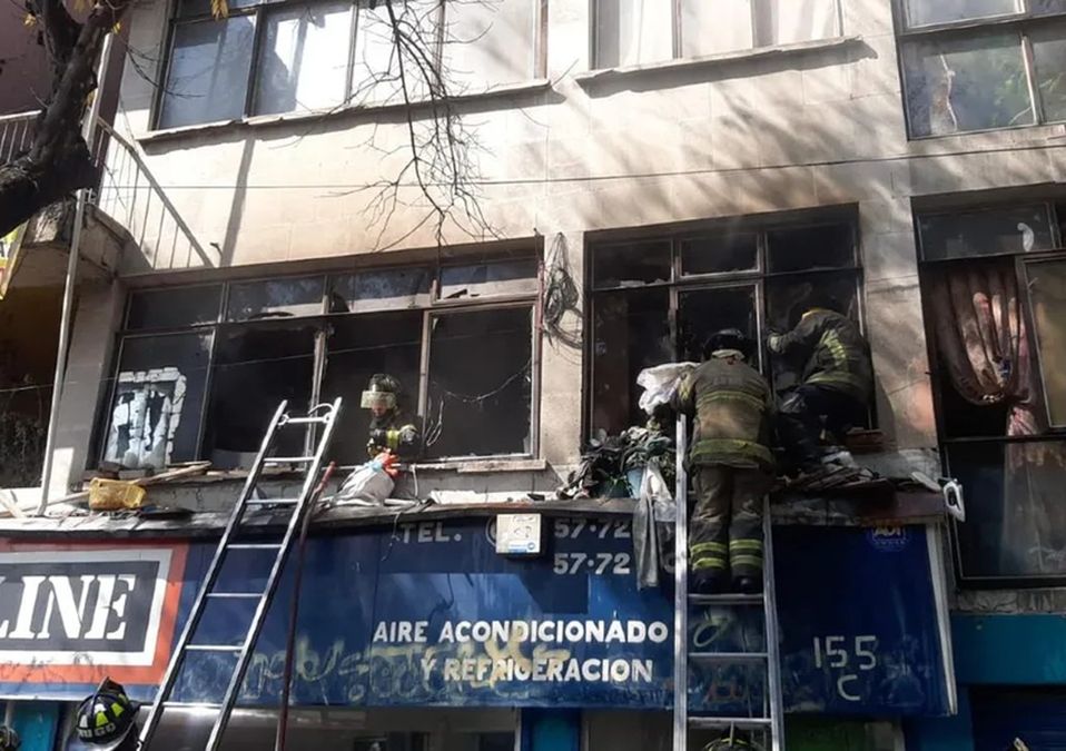 Incendio consume departamento en Paseo de la Reforma
