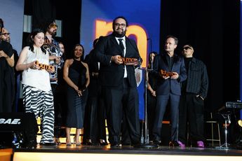 Javier Paniagua recibiendo premio de BYMA. / Especial