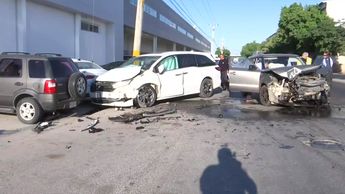 Una mañana de accidentes. Conductora se queda sin frenos y provoca aparatoso choque en Torreón