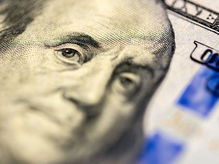 La compra y venta del dólar puede variar en cada banco. | Freepik