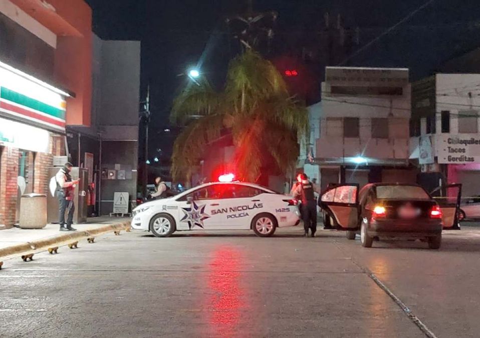 Un hombre fue atacado a balazos en el estacionamiento de una tienda. | Leyda Estrada