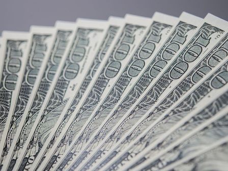 El precio del dólar impacta directamente en las remesas que llegan a México. | Magnific