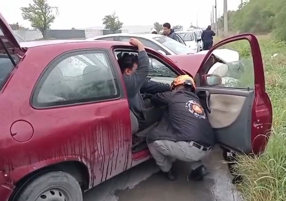 Paramédicos de la Cruz Roja atendieron a los dos conductores lesionados tras el impacto entre ambos vehículos. | Especial