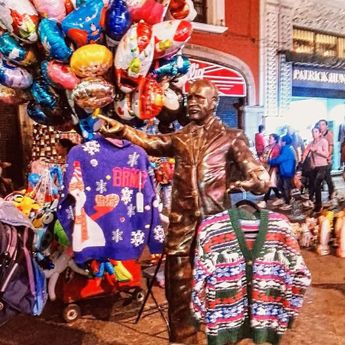La estatua de Javier López Díaz fue utilizada por el ambulantaje para exhibir sus productos / Redes