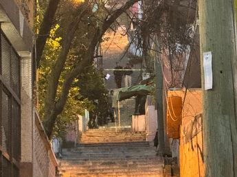 El hombre murió sobre unas escalinatas en la colonia Independencia. | Marcela Cuevas