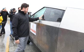 Samuel García admirando el Cybertruck | Raúl Palacios
