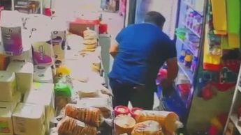 Colonia Moctezuma: Taxista es captado robando un celular en Torreón