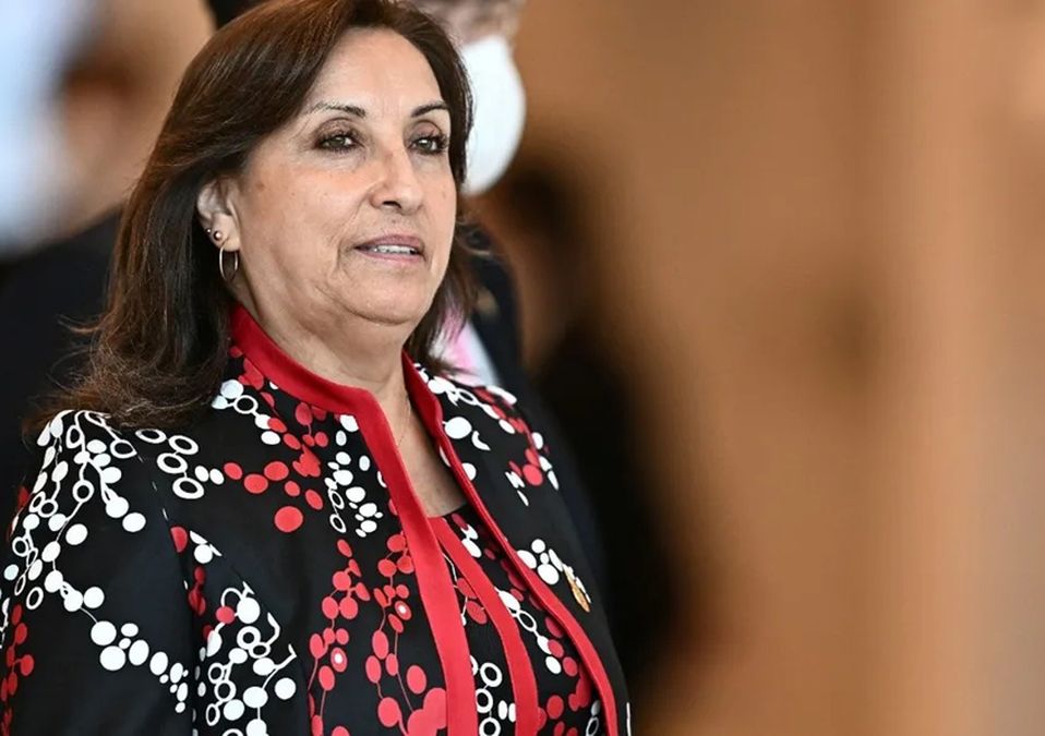 Dina Boluarte jura como la primera mujer presidenta de Perú tras destitución de Pedro Castillo