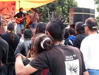 El tianguis ha sido un espacio de cultura y expresión donde hay venta de artesanías, libros y además hay música en vivo/ Especial