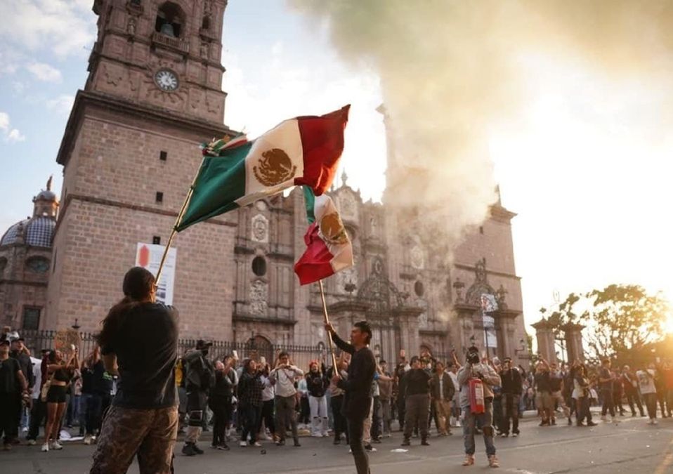 Presuntos normalistas de Tiripetío ingresan violentamente y destruyen mobiliario y cristales| Redes Sociales