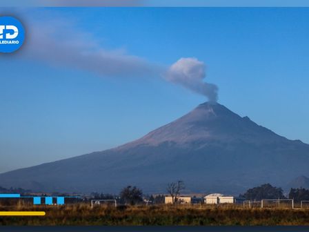 Vista al volcán Popocatépetl y su nube de ceniza desde el estado de Puebla / Agencia EsImagen