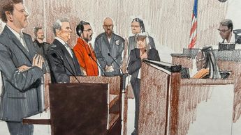 Con el uniforme naranja, audífonos para escuchar la traducción y con barba, así fue captado Ovidio Guzmán en su audiencia. | Especial