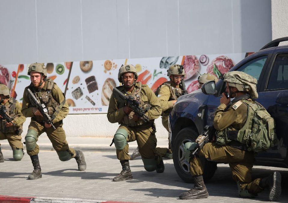 Los soldados israelíes se despliegan en la ciudad sureña de Sderot / AFP