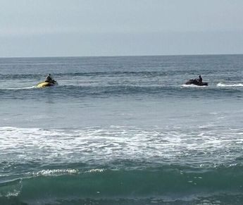 Autoridades en jet ski realizando los trabajos de búsqueda por agua en la playa El Paraíso en Cuyutlán, Colima | Telediario