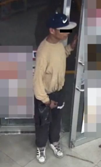 Imagen del hombre saliendo de la tienda de conveniencia en Monterrey. | Cortesía
