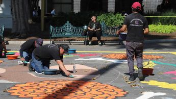 Un tapete monumental de Día de Muertos se colocará en el Zócalo de Puebla | Es Imagen