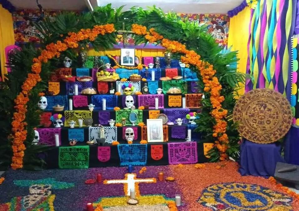Montan altar de muertos en honor a benefactor de primaria en Monterrey