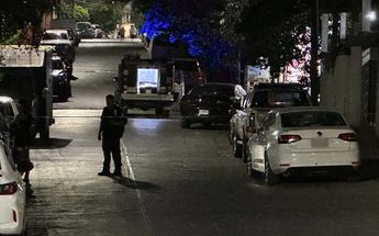 Paramédicos de la Cruz Roja intentaron atender al hombre, pero ya no contaba con signos vitales. | Leyda Estrada