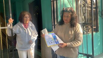 La señora María Olivia Molina (izq.) y su sobrina, la señora Guadalupe Molina exponen los cobros excesivos de Agua y Drenaje. | Erik Solheim Rocha