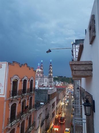 Algunos de los hoteles destacan por su ubicación dentro de San Juan de los Lagos. | Foto: Booking.com
