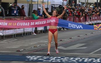 Citlali Cristian Moscote fue la primera en cruzar la meta del Medio Maratón de la CdMx / Javier Ríos.