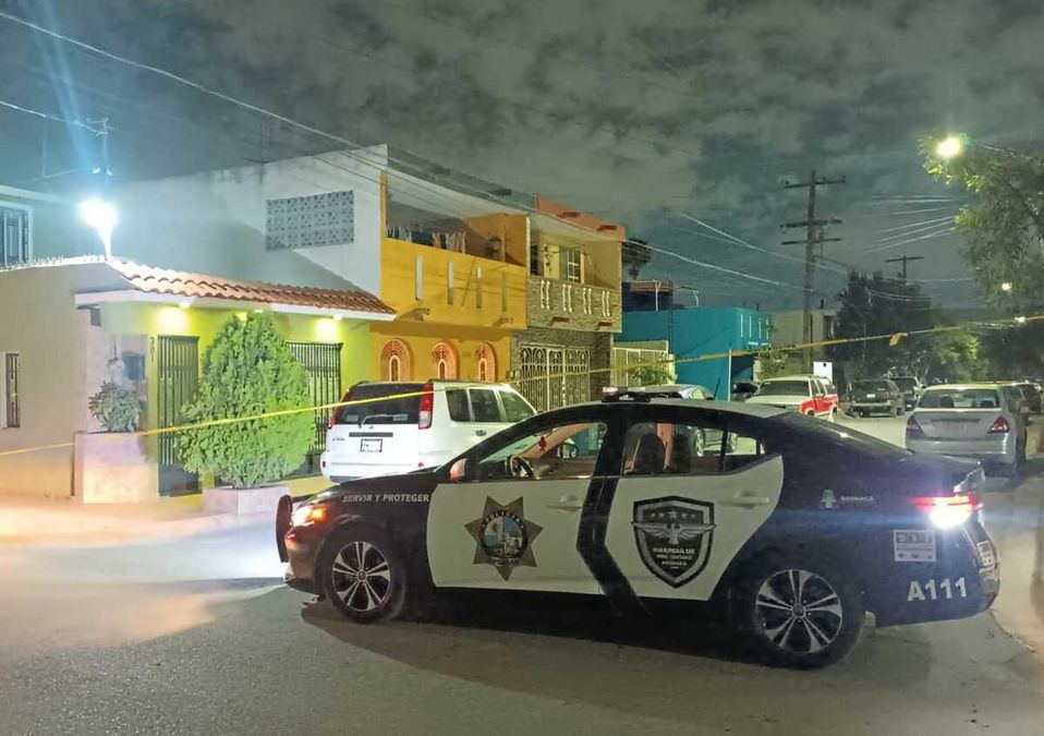 Policías municipales y agentes ministeriales llegaron hasta la calle Del Níspero. | Israel Santacruz