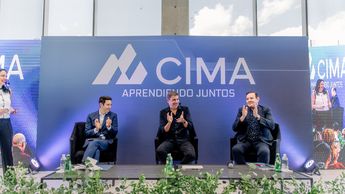 Arturo Elías Ayup, Teodoro Martínez Ruiz y Teodoro Martínez Ramos, en el foro de CIMA.