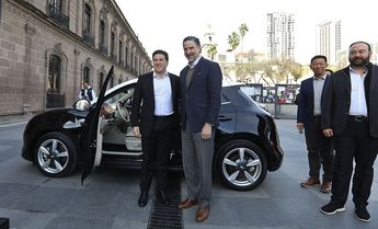 El gobernador Samuel García junto con miembros de la delegación de Great Wall Motors. | Cortesía