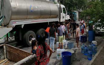 Pipas recorrían colonias en Nuevo León para abastecer por algunos días a ciudadanos. | Archivo