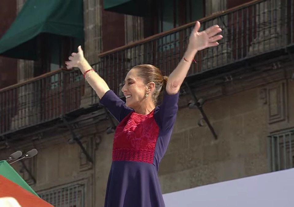 Con banderas ondeantes y gritos de apoyo, Claudia Sheinbaum salió de Palacio Nacional para festejar los siete años de la 4T | YouTube