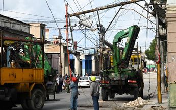Trabajadores de la compañía eléctrica cubana reparan líneas eléctricas tras el paso del huracán Ian en El Cerro, Cuba, el 29 de septiembre de 2022. /