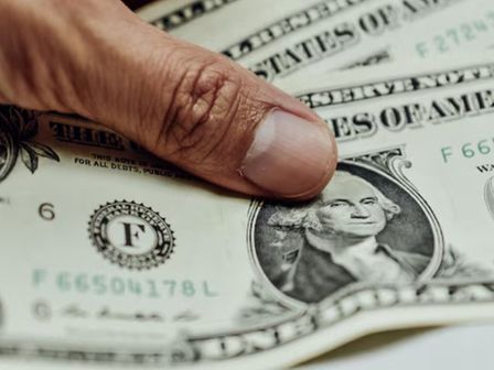 El rebote del dólar afecta el precio de la gasolina en México | Freepik