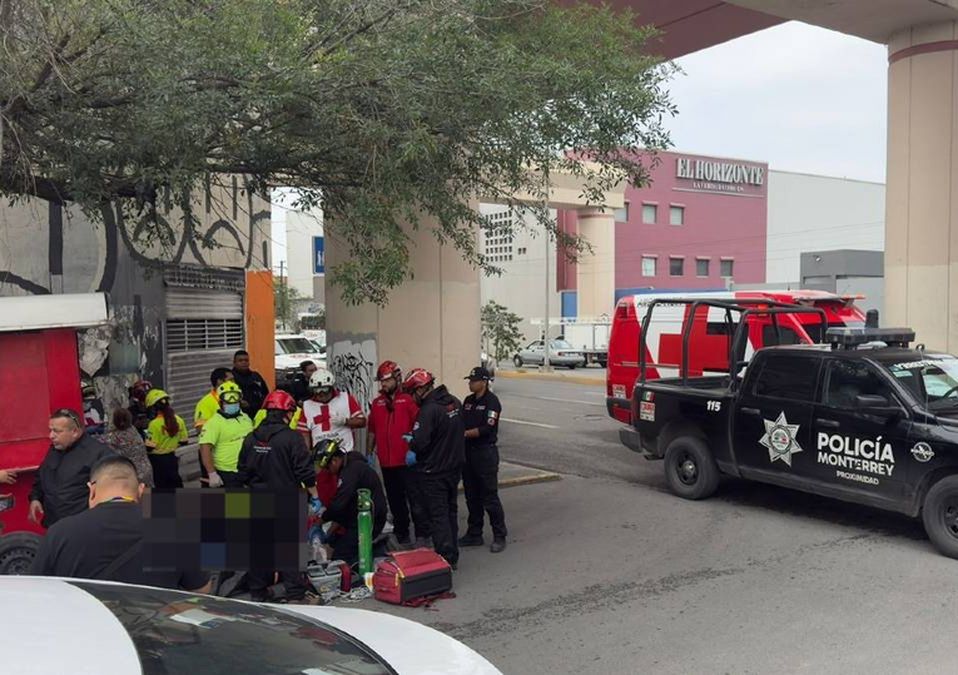 El hombre quedó tendido sobre el pavimento y comenzó a vomitar | Víctor González