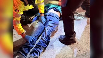 Socorristas de SUMAR atendieron a Eduardo Sarabia en el cruce de Obsidiana y Huerto de la Joya tras el accidente ocurrido la noche del sábado.