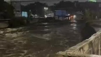 Fuertes lluvias provocan desbordamientos e inundaciones en Naucalpan y Azcapotzalco