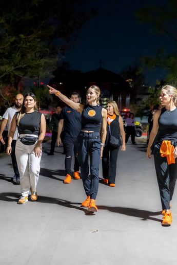 Mariana Rodríguez caminando por el Centro de Monterrey. | Cortesía