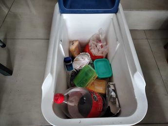 Vecinos intentan resguardar sus alimentos en hieleras para evitar que se echen a perder. | Marcela Cuevas